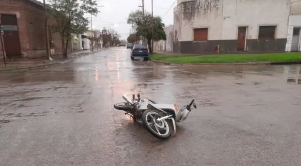 Siniestro vial entre un auto y una moto: la conductora del rodado menor no sufrió lesiones de gravedad.