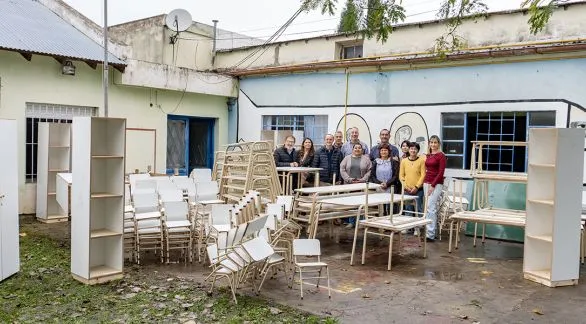 La Provincia entregó mobiliario a escuelas de Azul 
