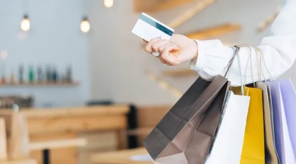 Tarjetas de crédito: preparan medidas para hacer compras en dólares y en cuotas
