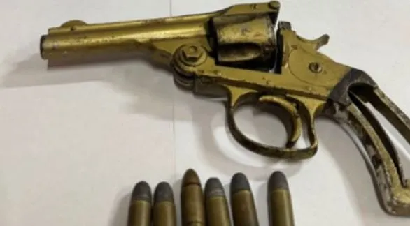 Policías le secuestraron un revólver a un menor de edad