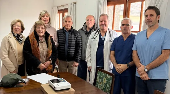 La Cooperadora del Hospital Pintos entregó un nuevo electrocardiógrafo al Servicio de Cardiología