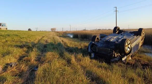 Despiste y vuelco de un Volkswagen Taos en la Ruta 3: su conductor tuvo que ser hospitalizado