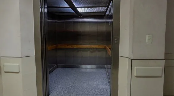 Se reparó el ascensor del Hospital Pintos con recursos de la Tasa Esencial