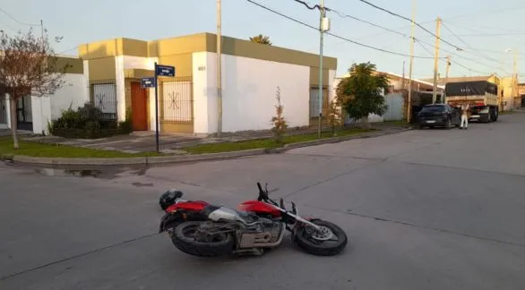 Chocaron un auto y una moto: la conductora del rodado menor tuvo que ser hospitalizada