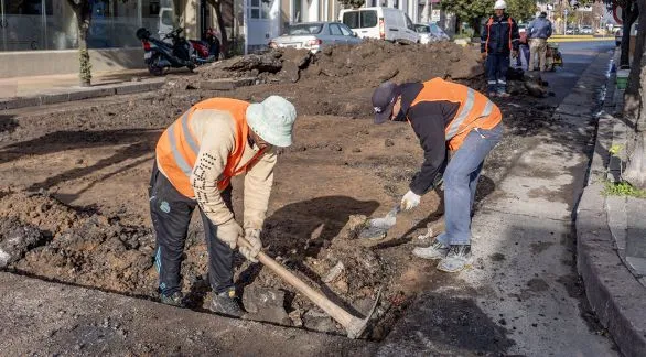 Avanza el bacheo de hormigón: frente de Colón y Guido Spano