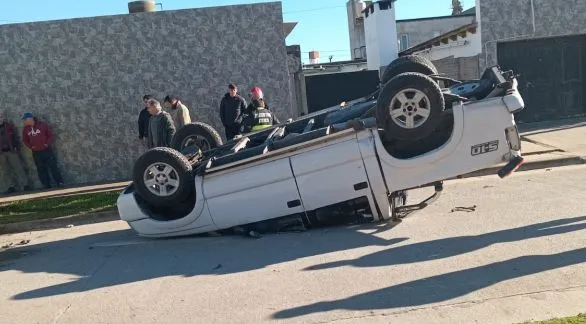 Violenta colisión entre dos camionetas, una de las cuales volcó
