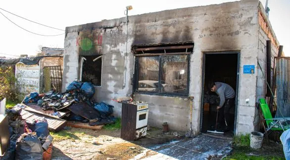 Por el incendio de una casa investigan a dos menores y allanaron sus domicilios