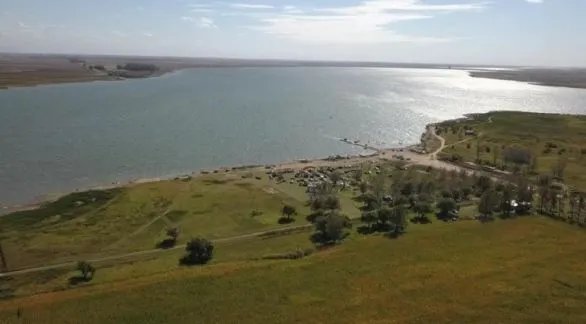 La laguna perfecta para pescar pejerreyes y disfrutar del turismo rural en Buenos Aires