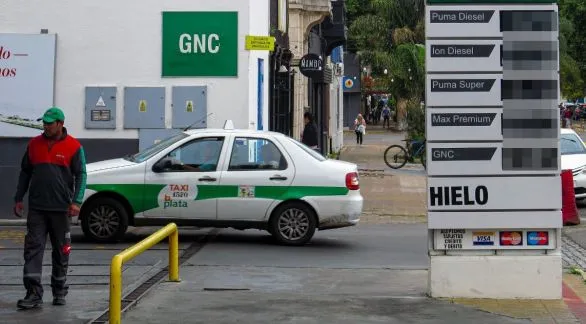 Ante la fuerte suba del crudo, las petroleras privadas comienzan a remarcar sus combustibles