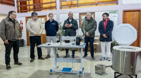 Entrega de maquinaria y presentación de estufas sociales en el CFL N°401