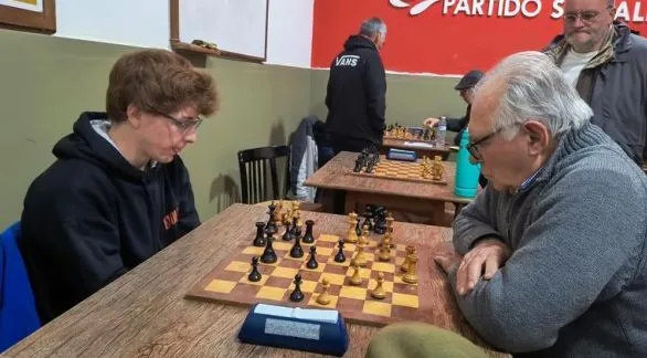 Ajedrez: Luciano Laborde es el líder del torneo   "80° Aniversario del Círculo de Ajedrez de Azul" 