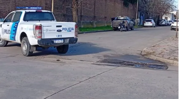Dos jóvenes, hospitalizadas: iban en una moto que chocó con una camioneta