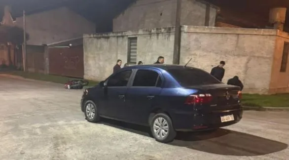 Iban en una moto que chocó con un auto y sufrieron lesiones
