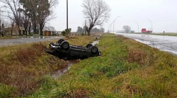 Despiste y vuelco de una camioneta 