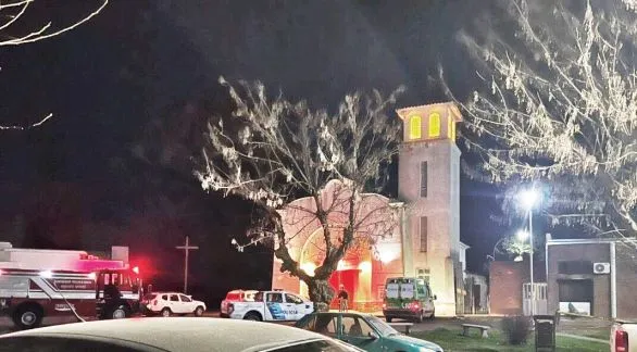 Coronel Suárez: detuvieron a un hombre que se desnudó, quiso incendiar una iglesia y golpeó a un policía con una cruz
