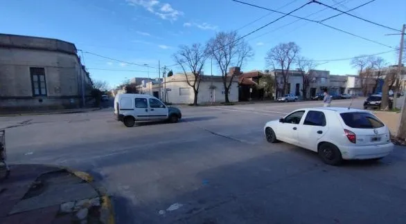 Para ordenar el tránsito proponen instalar un   semáforo en la esquina de Perón y Rivadavia