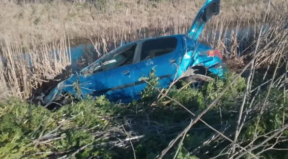 Despiste y vuelco de un auto en la Ruta 51