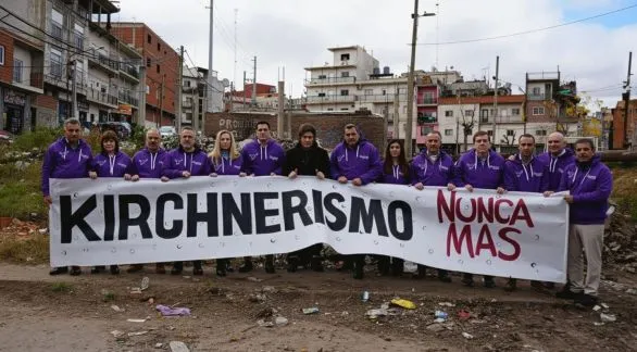 Milei lanzó la campaña bonaerense con sus candidatos y una frase polémica: "Kirchnerismo nunca más"