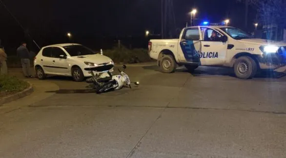 Chocaron un auto y una moto: la joven que guiaba el rodado menor fue hospitalizada