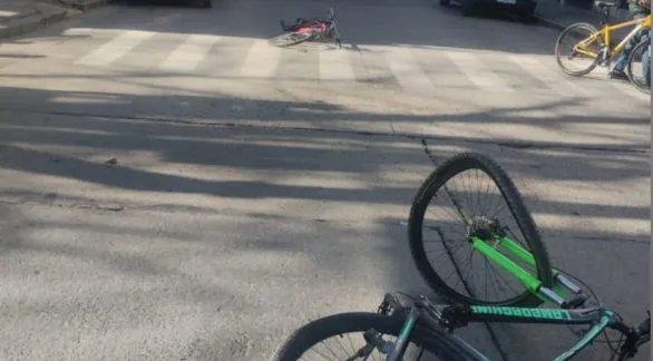 Siniestro vial entre una moto y dos bicicletas
