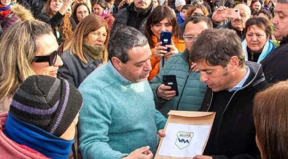 Los vecinos autoconvocados le entregaron  un petitorio a Kicillof por el caso de Ruta 3