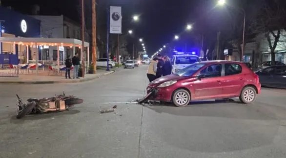 Choque entre un auto y una moto: un joven tuvo que ser hospitalizado