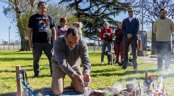Azul honró a la Madre Tierra en la Plazoleta del Respeto a los Pueblos Originarios
