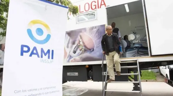 Denuncian sobreprecios pagados por PAMI en la compra de lentes intraoculares