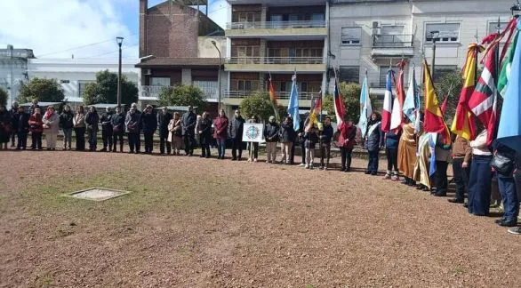 Símbolo a la gratitud: Azul   celebró el Día de Inmigrante