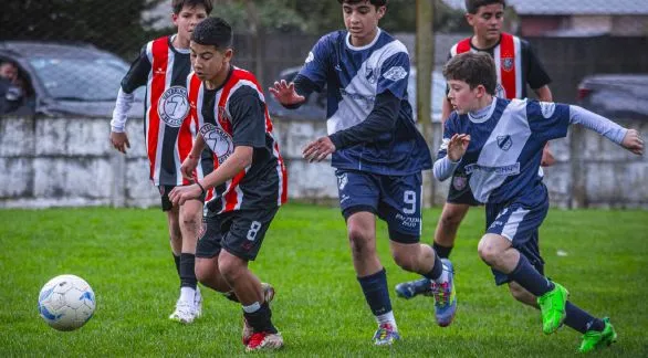 Alumni, Chacarita, Cemento, Athletic y River, los punteros