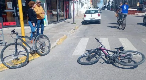Chocaron dos bicicletas: una mujer se fracturó un tobillo