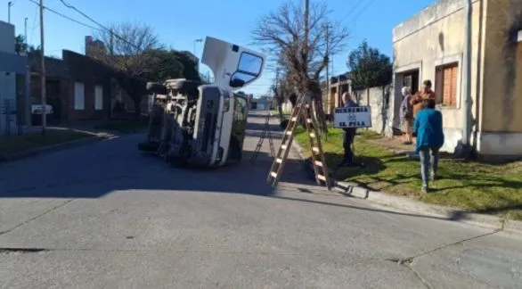 Violento choque entre un auto y una combi