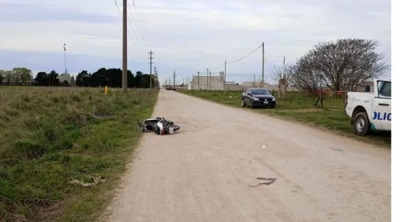 Iba en moto, se enganchó con un cable suelto y sufrió una caída 