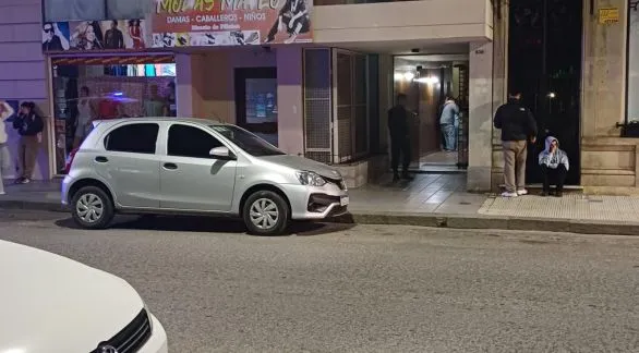 En el interior de un departamento de un edificio céntrico encontraron muerto a un joven