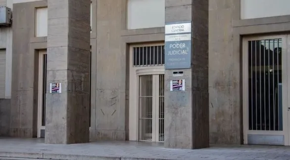 Condenado por violar a su pareja, ahora cumple  arresto domiciliario y sigue conviviendo con ella