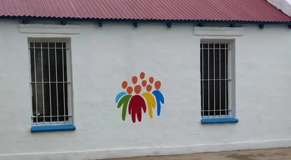 Culminación del mural con el logo  de "Un abrazo para los amigos"   