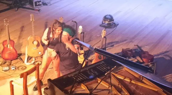 Música que abraza: así fue el concierto de Raly Barrionuevo