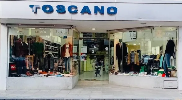 Celebración de 90 años de estilo masculino en Toscano Hombres