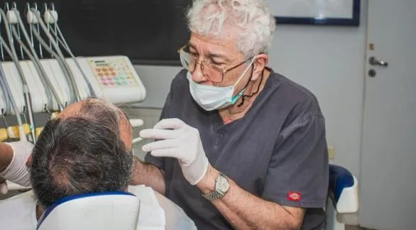 "Yo arranqué en bicicleta y dormía en el   sillón dental; dediqué mi vida al trabajo"