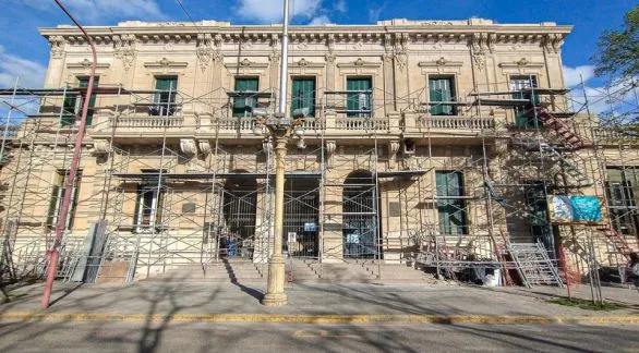Escuela Normal: avanza la refacción de la fachada