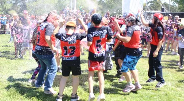 Fiesta y alegría: la Promo Primaria presentó sus remeras de egresados en el Parque Municipal