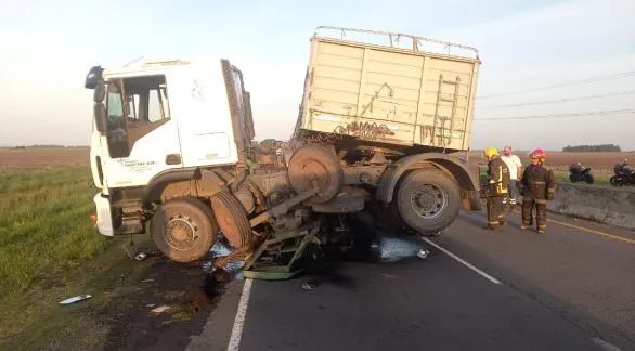 Violento choque entre un camión y un tractor: un fallecido