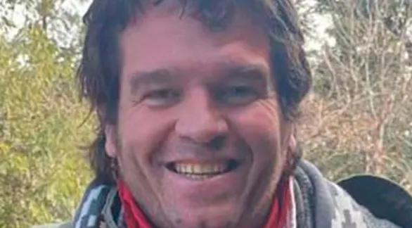 Fue a una fiesta, sintió un zumbido y dejó de escuchar por 15 años: "En la escuela decían que me hacía el sordo"