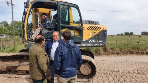 Capra y Salomón recorrieron  trabajos en un camino rural 